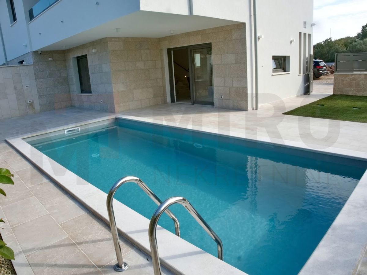 Malinska, polsamostojna hiša v gradnji z vrtom in bazenom!