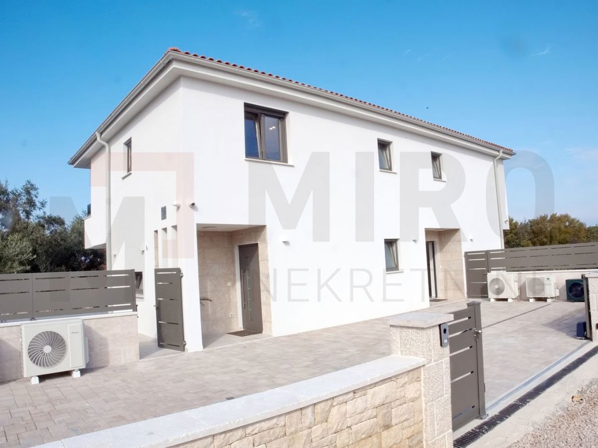 Malinska, polsamostojna hiša v gradnji z vrtom in bazenom!