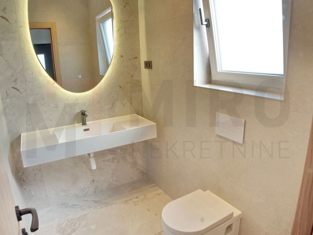 Malinska, polsamostojna hiša v gradnji z vrtom in bazenom!