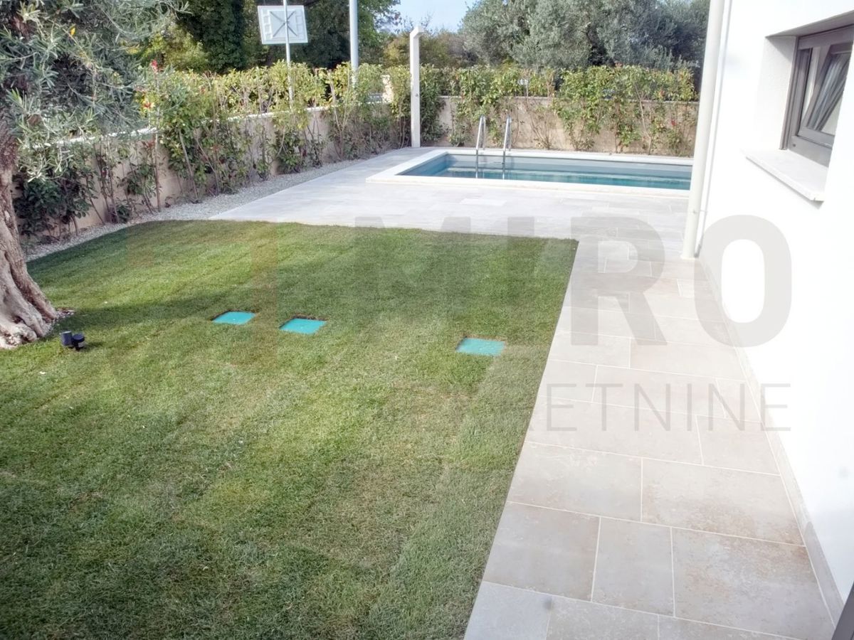 Malinska, polsamostojna hiša v gradnji z vrtom in bazenom!