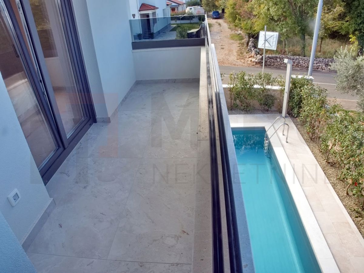 Malinska, polsamostojna hiša v gradnji z vrtom in bazenom!