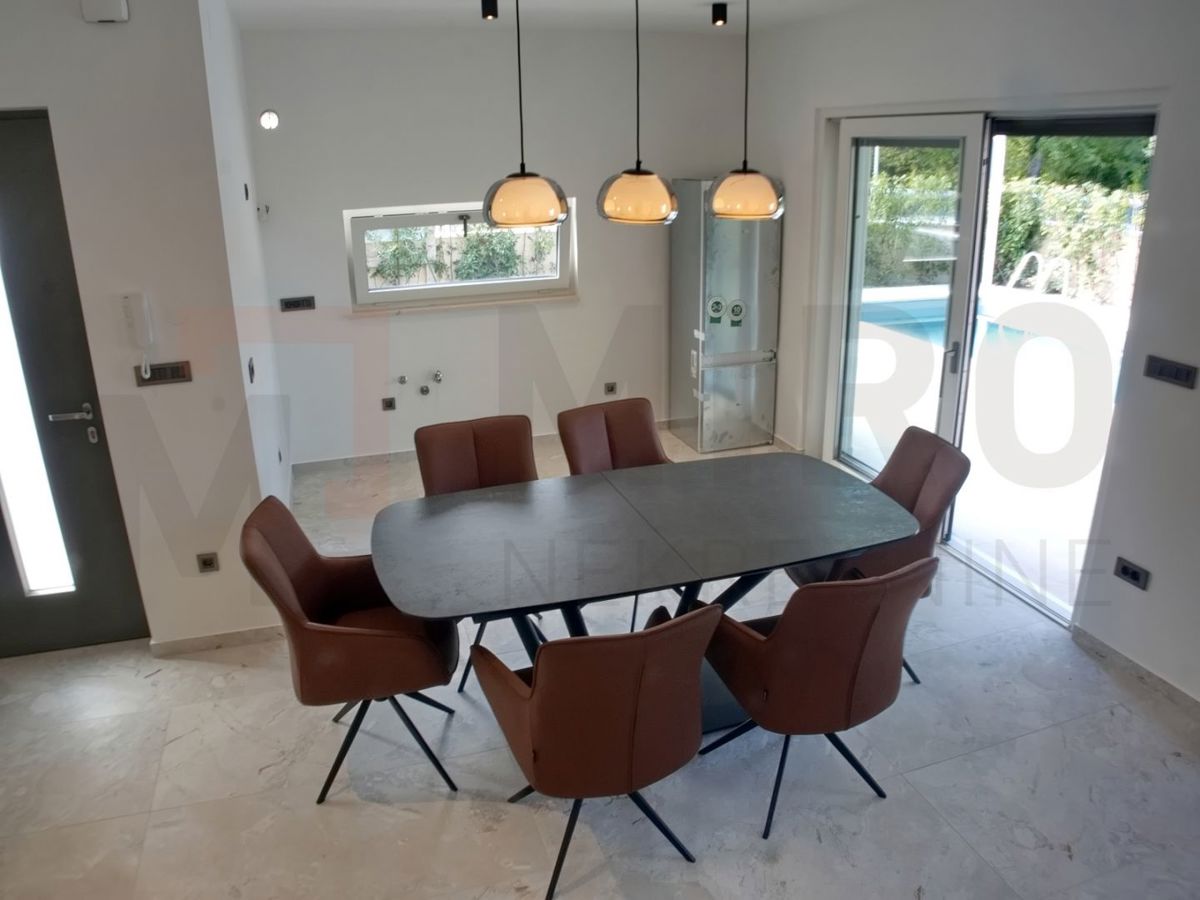 Malinska, polsamostojna hiša v gradnji z vrtom in bazenom!