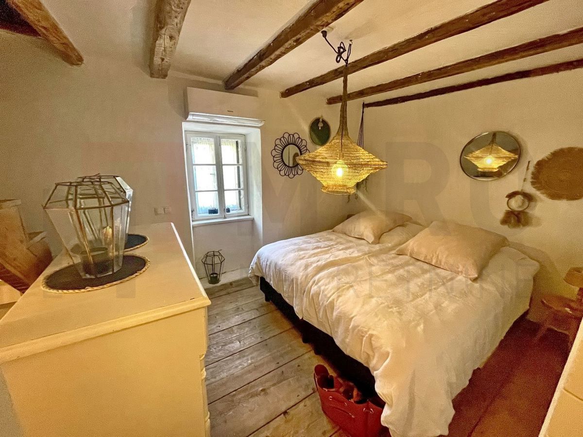 Vrbnik, kamnita hiša v starem mestnem jedru, NAPRODAJ!