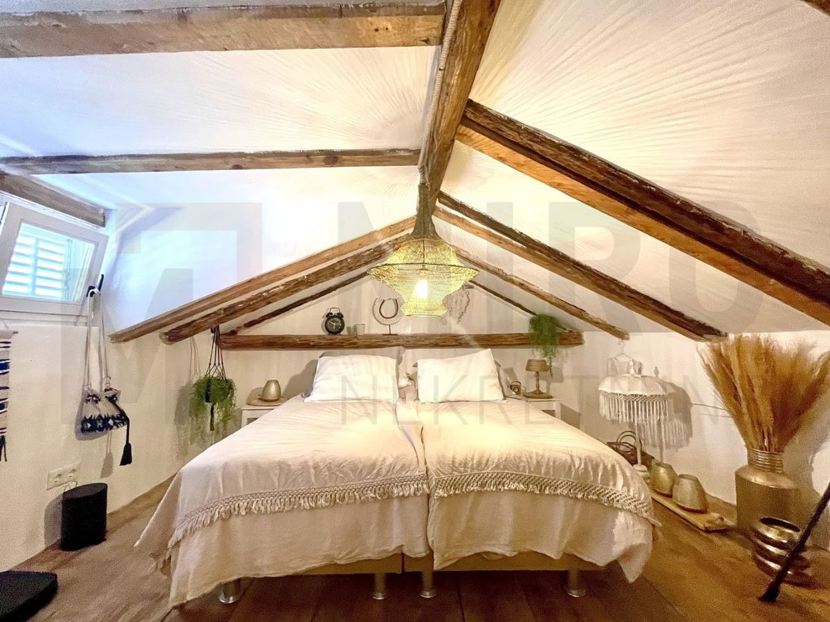 Vrbnik, kamnita hiša v starem mestnem jedru, NAPRODAJ!