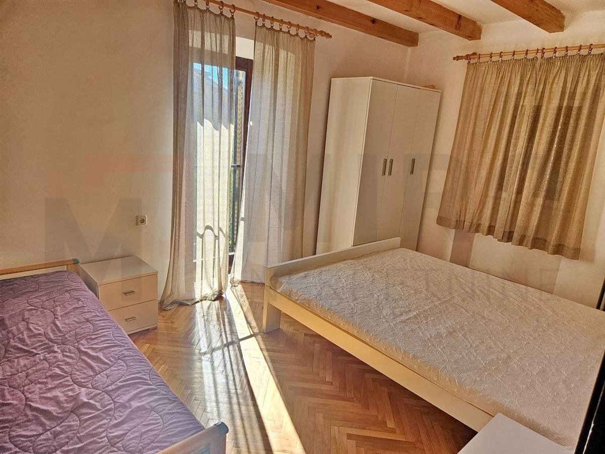 Malinska, kamnita hiša s čudovitim vrtom na mirni lokaciji!