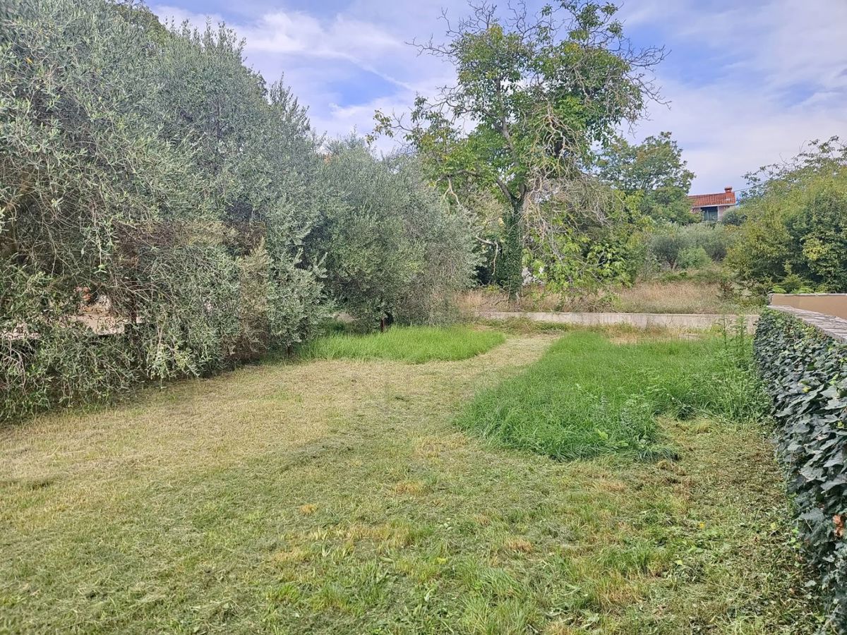 Malinska, kamnita hiša s čudovitim vrtom na mirni lokaciji!