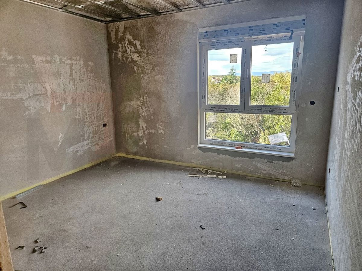 Malinska, nova polpritlična hiša z bazenom in odprtim pogledom na morje.