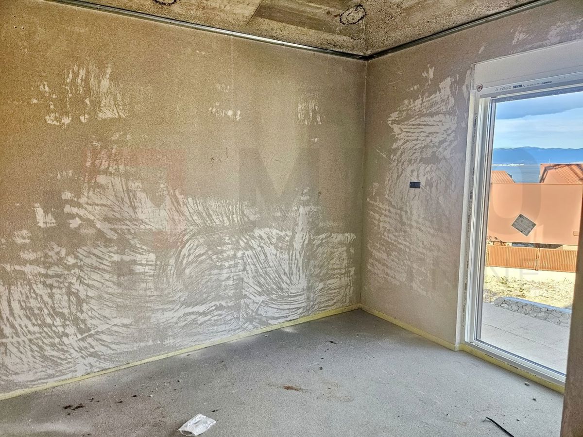 Malinska, nova polpritlična hiša z bazenom in odprtim pogledom na morje.