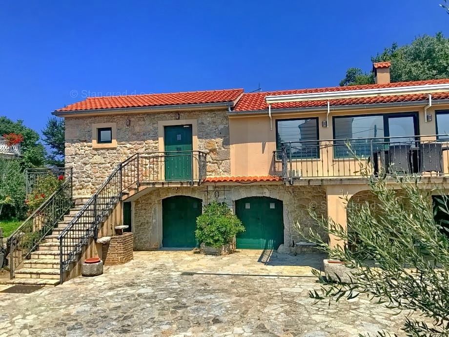 Malinska, ekskluzivno prenovljena kamnita hiša z bazenom!