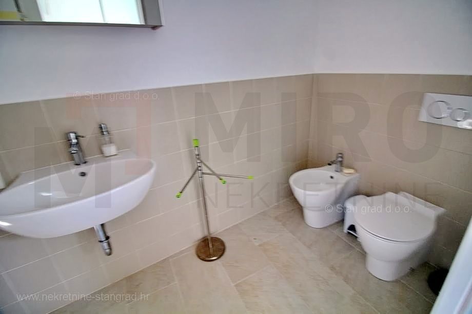 Malinska, ekskluzivno prenovljena kamnita hiša z bazenom!