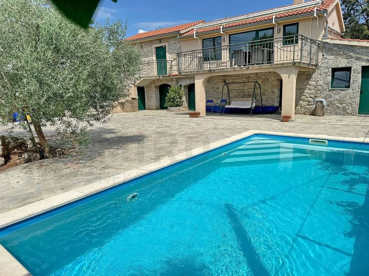 Malinska, ekskluzivno prenovljena kamnita hiša z bazenom!