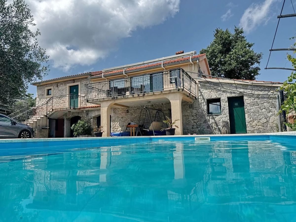 Malinska, ekskluzivno prenovljena kamnita hiša z bazenom!