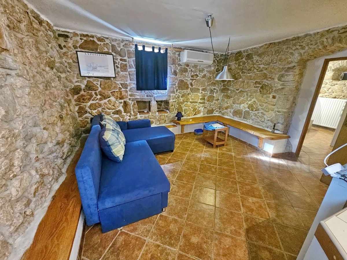 Malinska,  prenovljena kamnita hiša z bazenom!