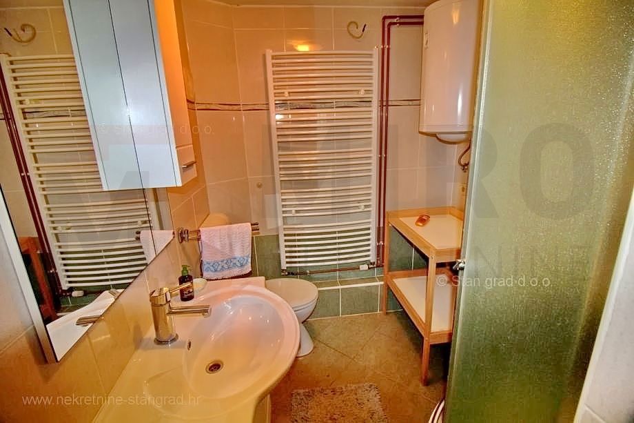 Malinska, ekskluzivno prenovljena kamnita hiša z bazenom!