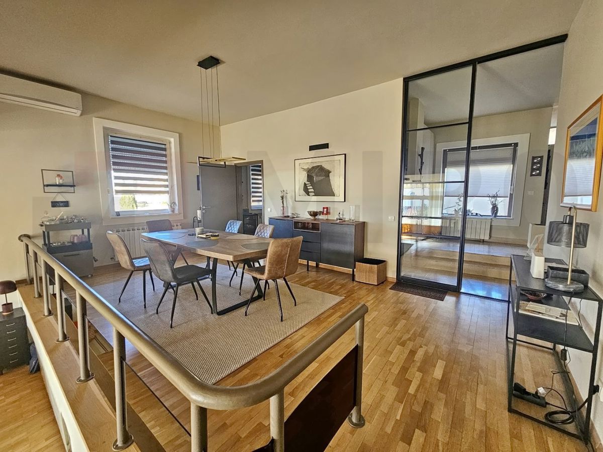 Njivice, enonadstropna hiša z garažo in pogledom na morje!