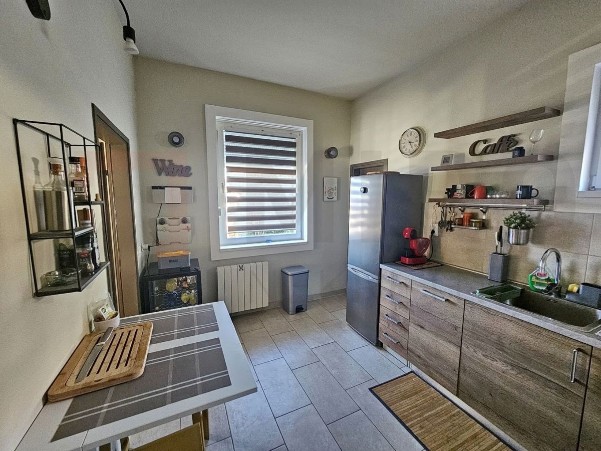 Njivice, enonadstropna hiša z garažo in pogledom na morje!