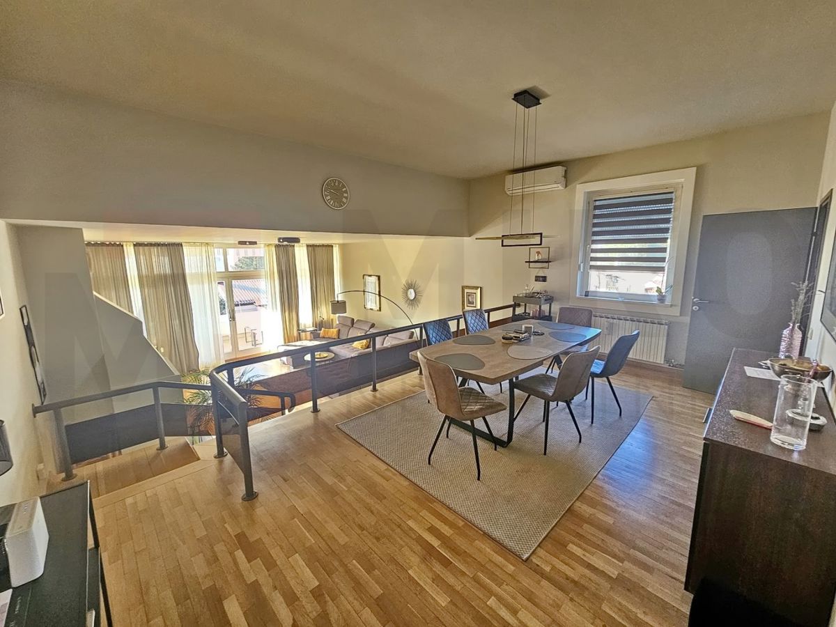 Njivice, enonadstropna hiša z garažo in pogledom na morje!