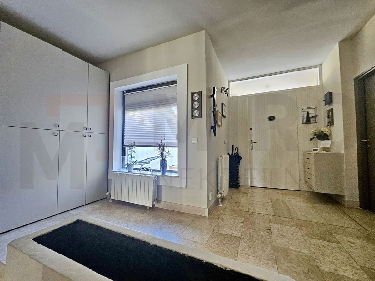 Njivice, enonadstropna hiša z garažo in pogledom na morje!