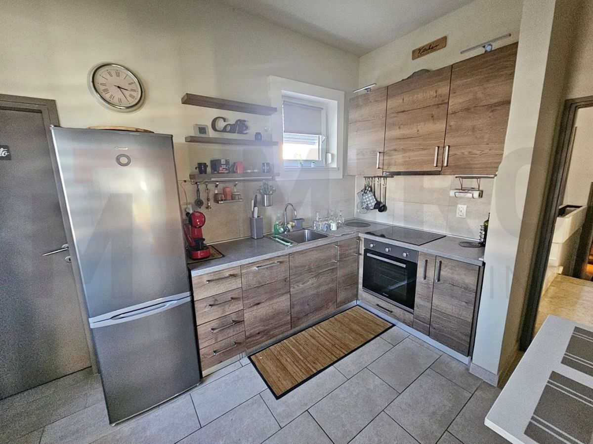 Njivice, enonadstropna hiša z garažo in pogledom na morje!