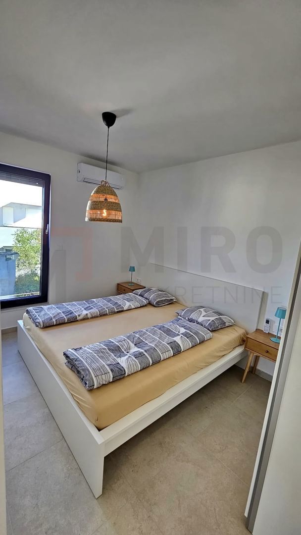 Omišalj, opremljeno trosobno stanovanje v pritličju z vrtom!