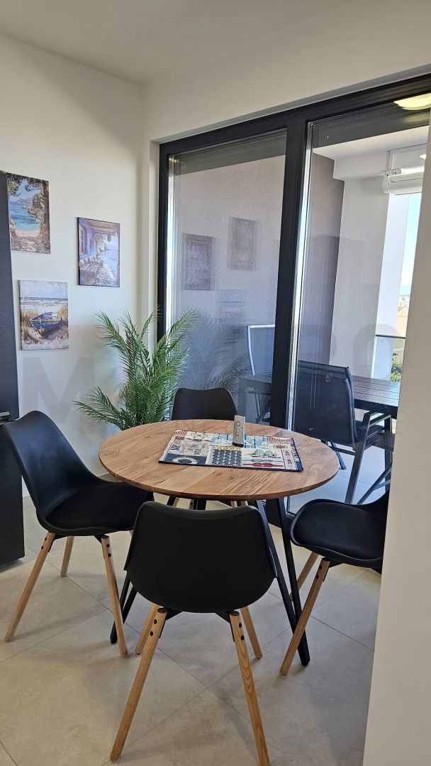 Omišalj, opremljeno trosobno stanovanje v pritličju z vrtom!