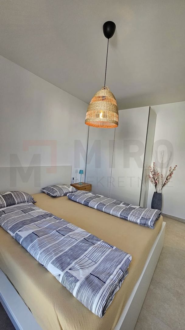 Omišalj, opremljeno trosobno stanovanje v pritličju z vrtom!