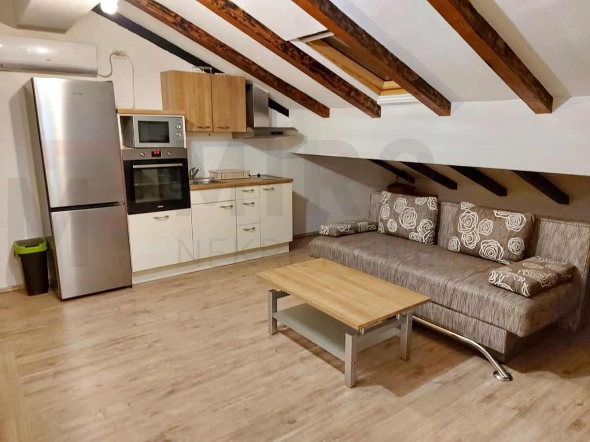 Malinska, dva apartmaja z vrtom na mirni lokaciji!