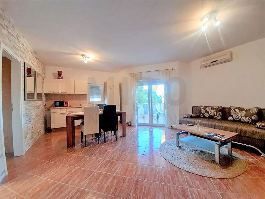 Malinska, dva apartmaja z vrtom na mirni lokaciji!