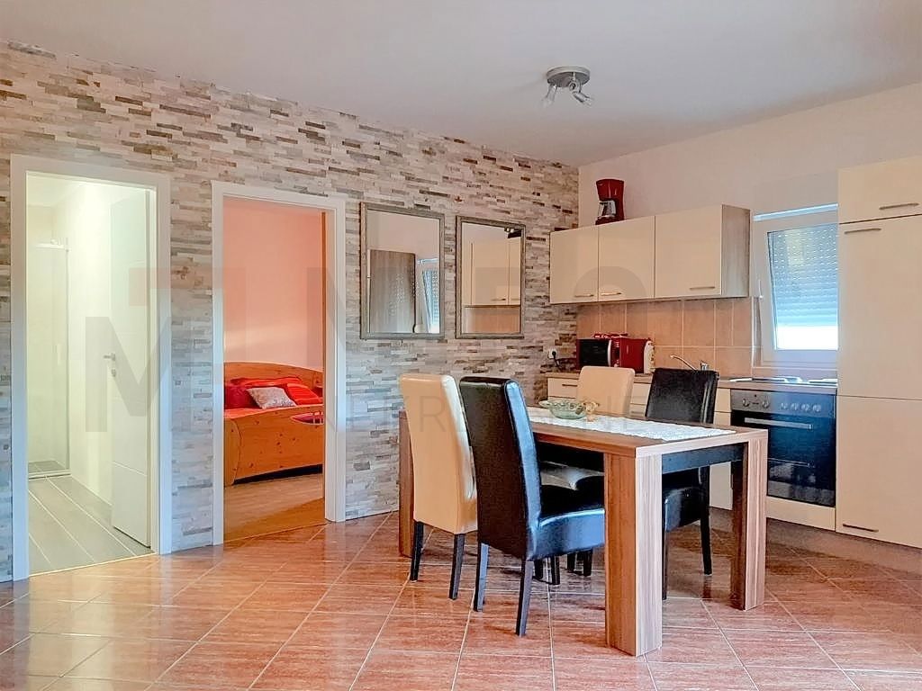 Malinska, dva apartmaja z vrtom na mirni lokaciji!