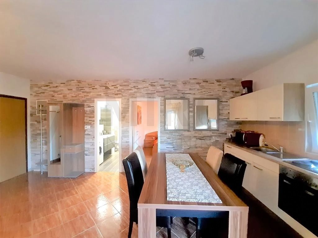 Malinska, dva apartmaja z vrtom na mirni lokaciji!