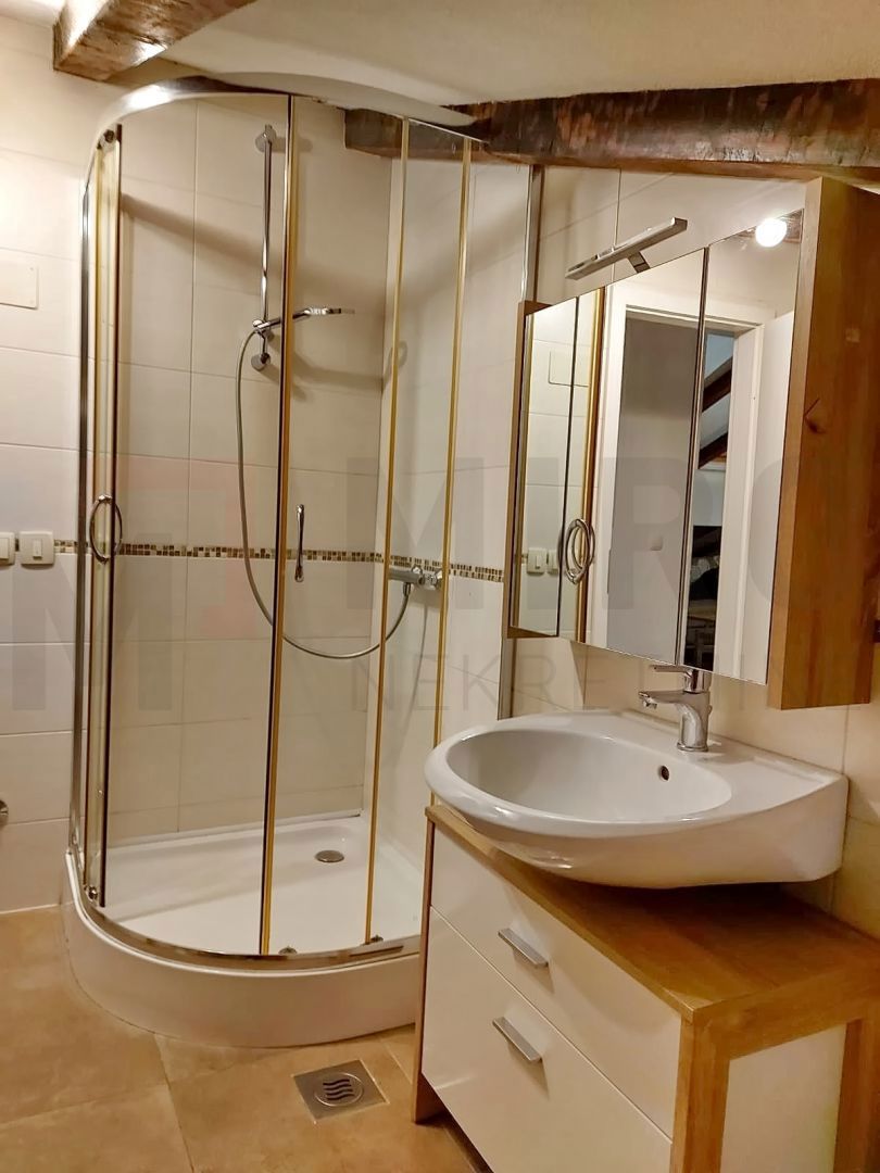 Malinska, dva apartmaja z vrtom na mirni lokaciji!