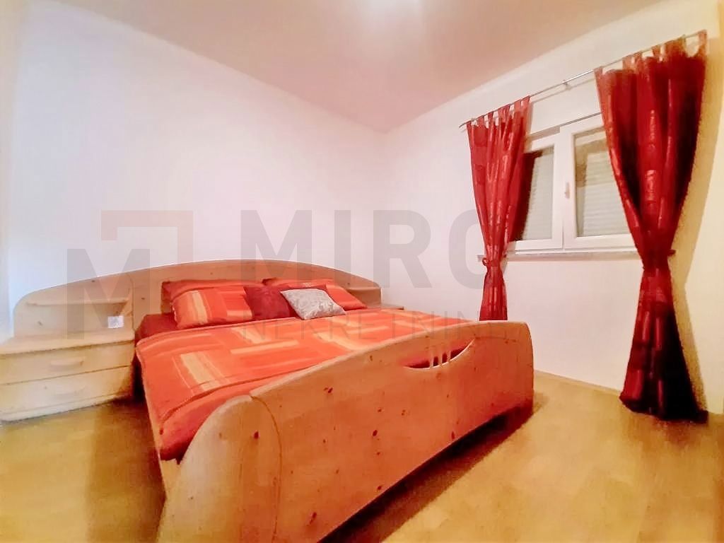 Malinska, dva apartmaja z vrtom na mirni lokaciji!