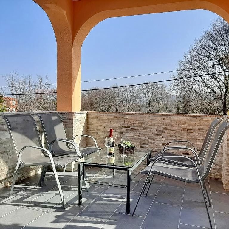 Malinska, dva apartmaja z vrtom na mirni lokaciji!