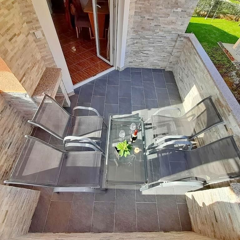 Malinska, dva apartmaja z vrtom na mirni lokaciji!