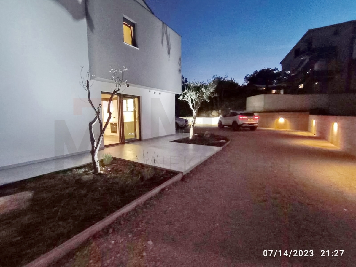 Vrbnik, okolica, nov dvojček z bazenom in odprtim pogledom na morje