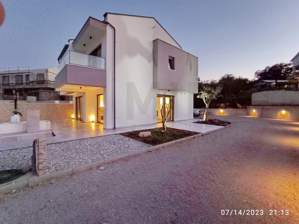 Vrbnik, okolica, nov dvojček z bazenom in odprtim pogledom na morje