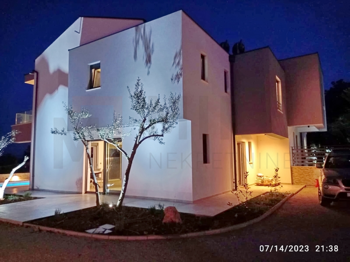 Vrbnik, okolica, nov dvojček z bazenom in odprtim pogledom na morje