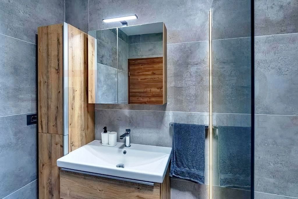 Vrbnik, okolica, nov dvojček z bazenom in odprtim pogledom na morje