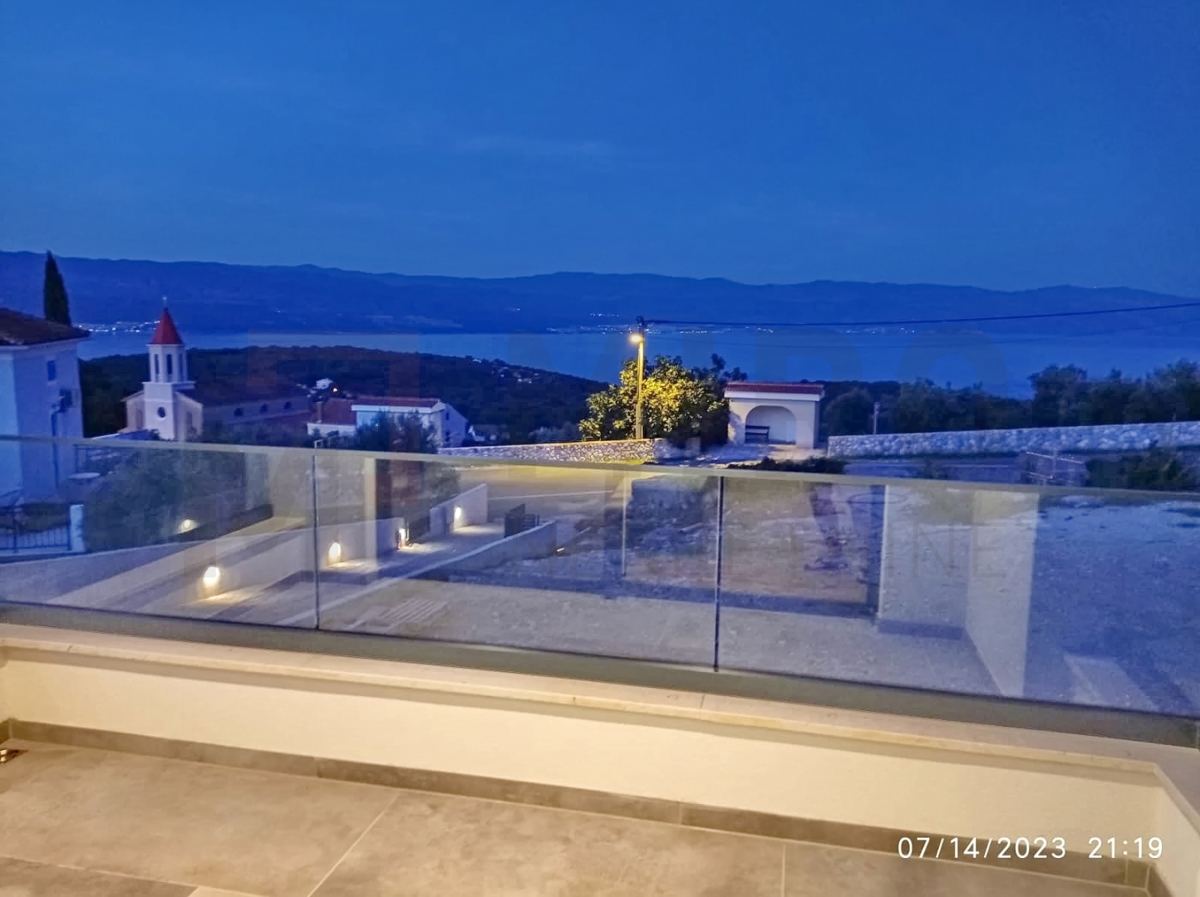 Vrbnik, okolica, nov dvojček z bazenom in odprtim pogledom na morje