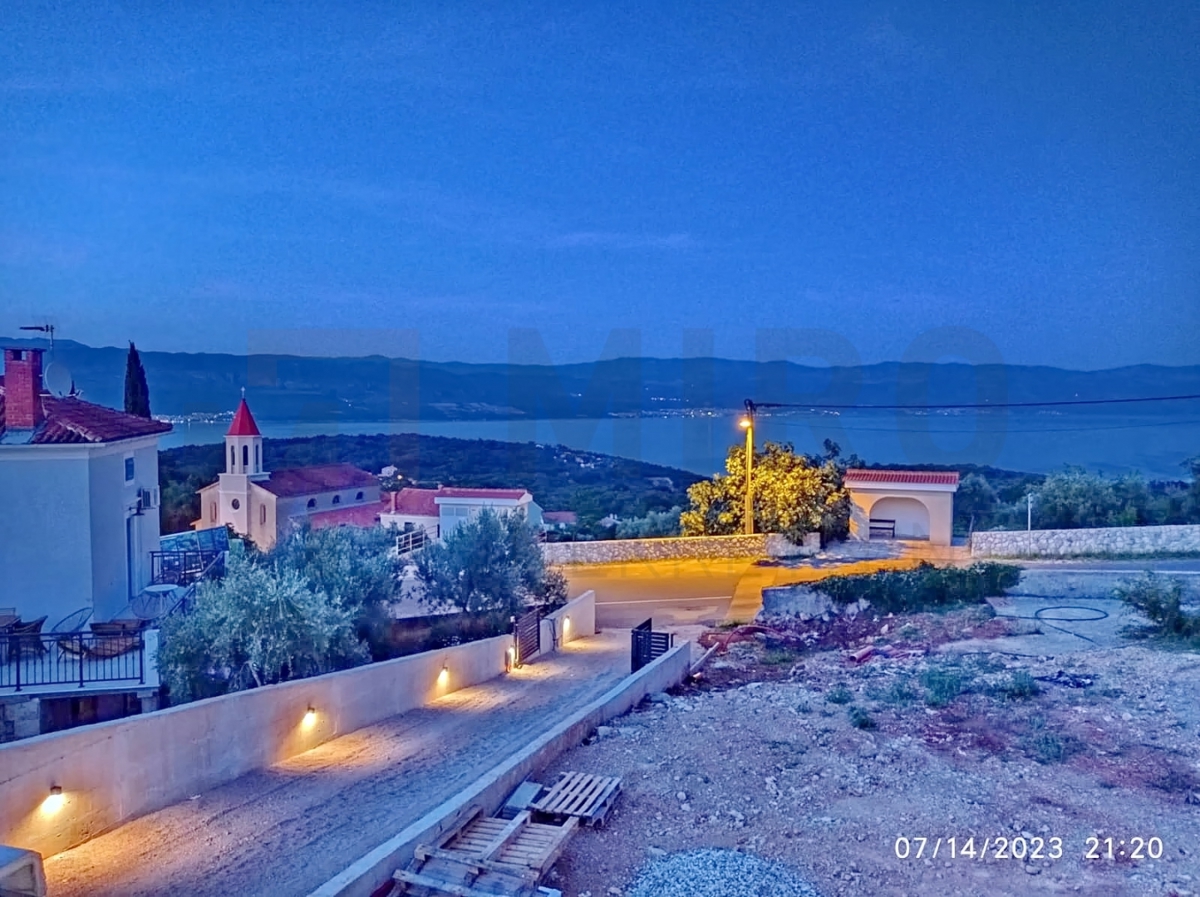 Vrbnik, okolica, nov dvojček z bazenom in odprtim pogledom na morje