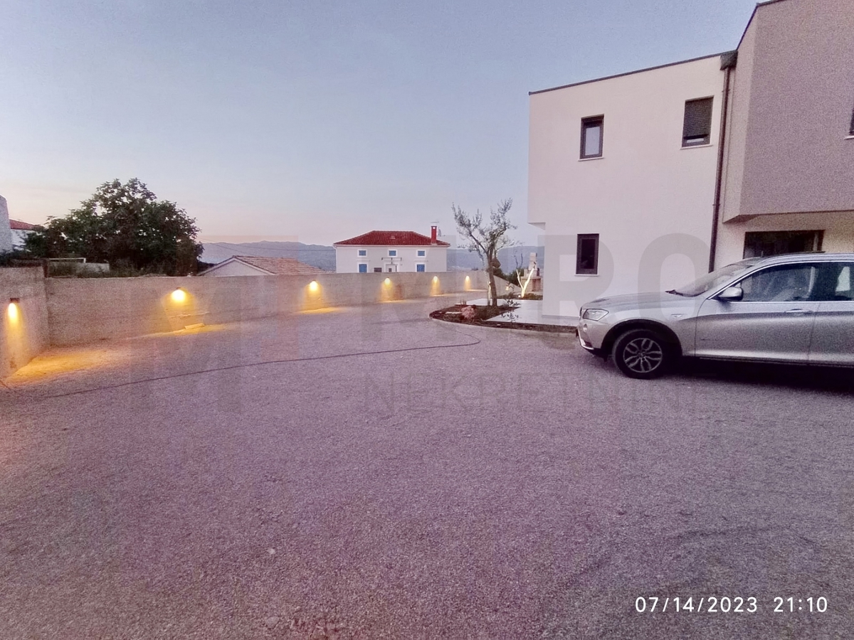 Vrbnik, okolica, nov dvojček z bazenom in odprtim pogledom na morje