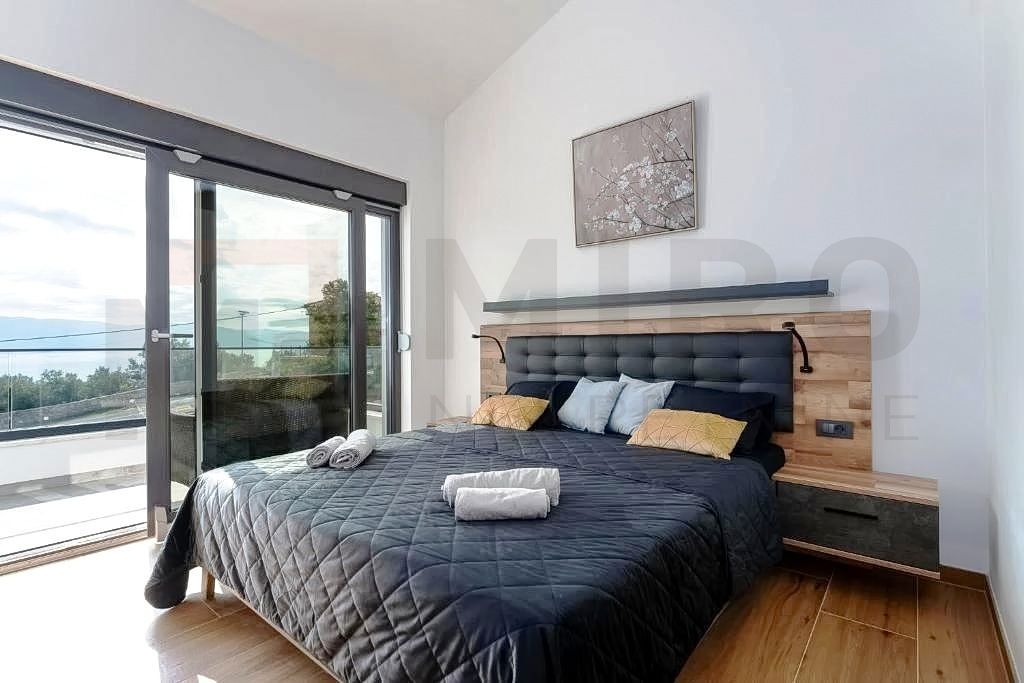 Vrbnik, okolica, nov dvojček z bazenom in odprtim pogledom na morje