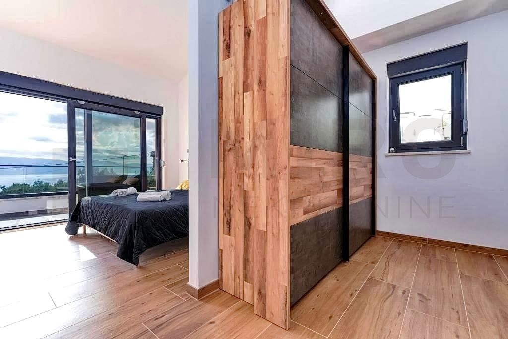 Vrbnik, okolica, nov dvojček z bazenom in odprtim pogledom na morje