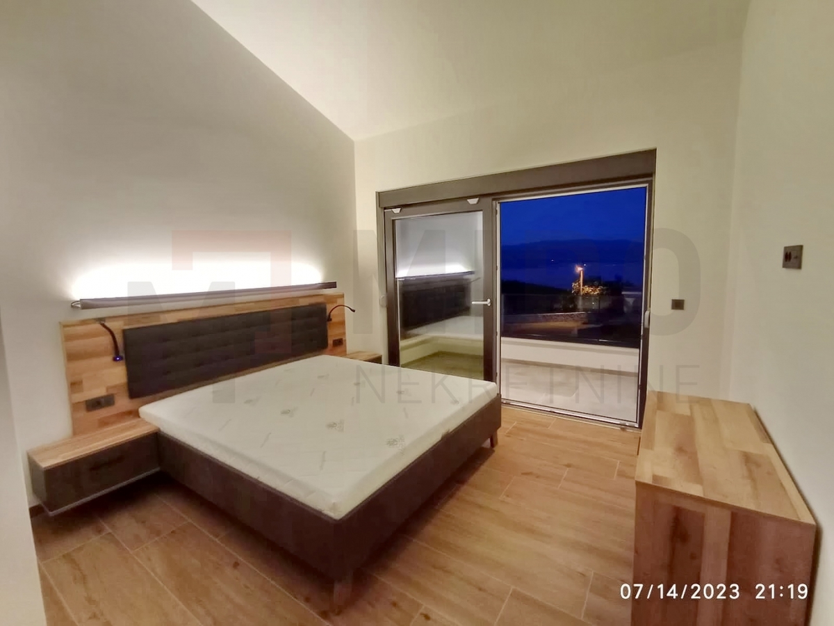 Vrbnik, okolica, nov dvojček z bazenom in odprtim pogledom na morje