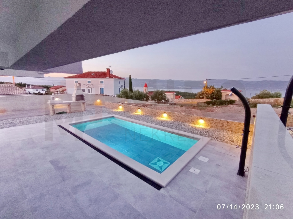Vrbnik, okolica, nov dvojček z bazenom in odprtim pogledom na morje