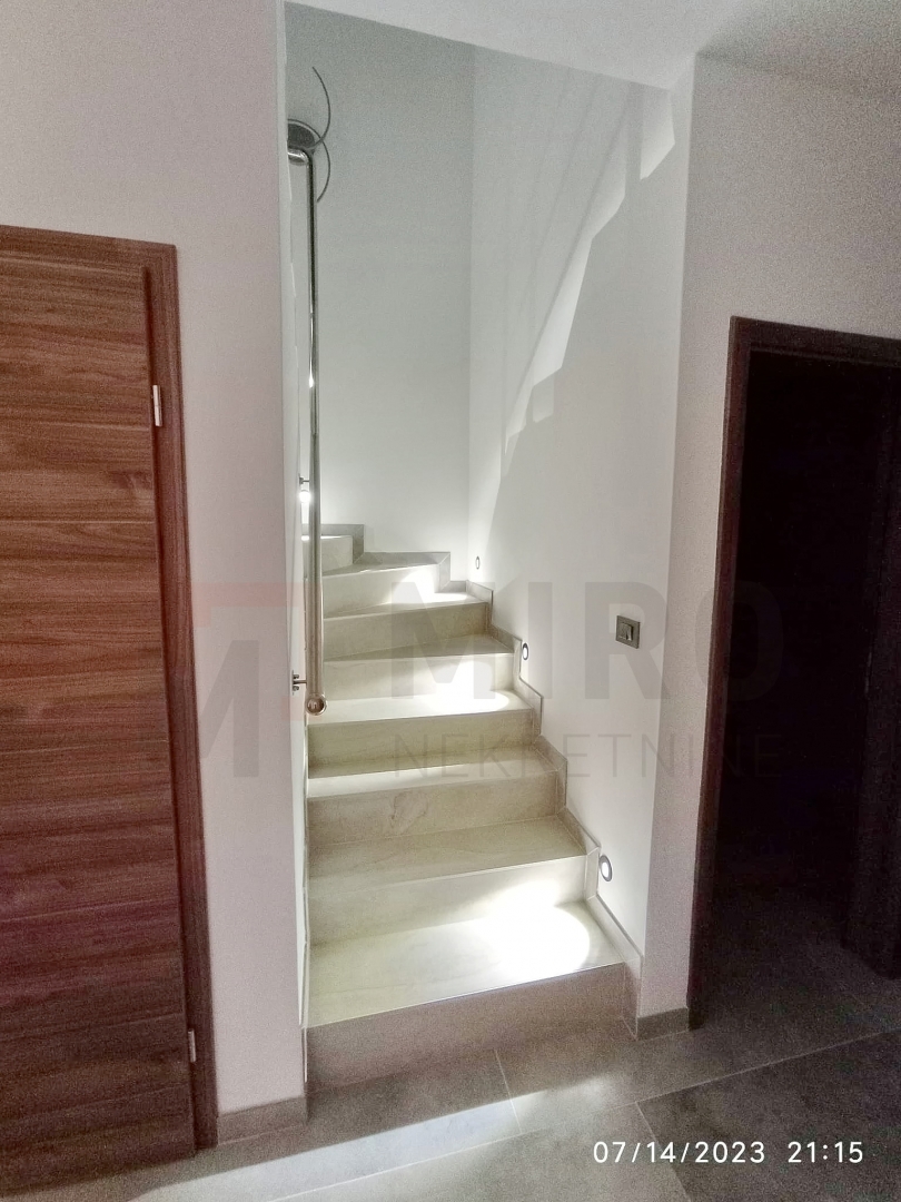 Vrbnik, okolica, nov dvojček z bazenom in odprtim pogledom na morje