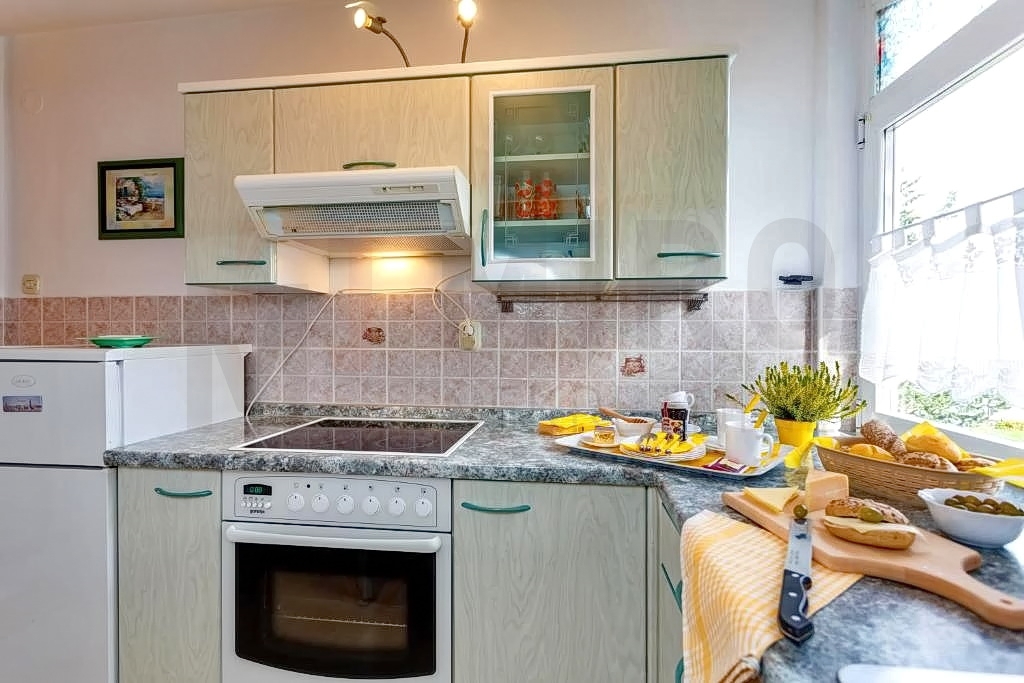 Malinska, mediteranska hiša s 5 apartmaji na odlični lokaciji 100 m od morja!