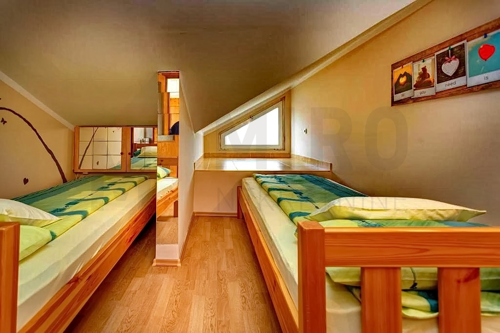 Malinska, mediteranska hiša s 5 apartmaji na odlični lokaciji 100 m od morja!