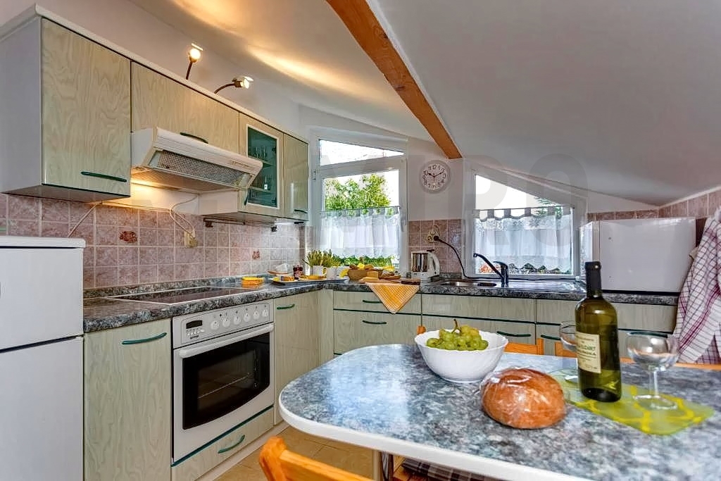 Malinska, mediteranska hiša s 5 apartmaji na odlični lokaciji 100 m od morja!