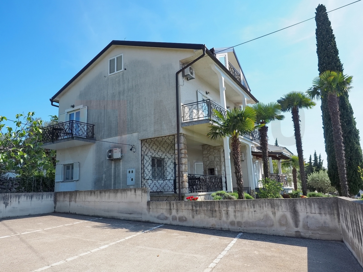 Malinska, mediteranska hiša s 5 apartmaji na odlični lokaciji 100 m od morja!